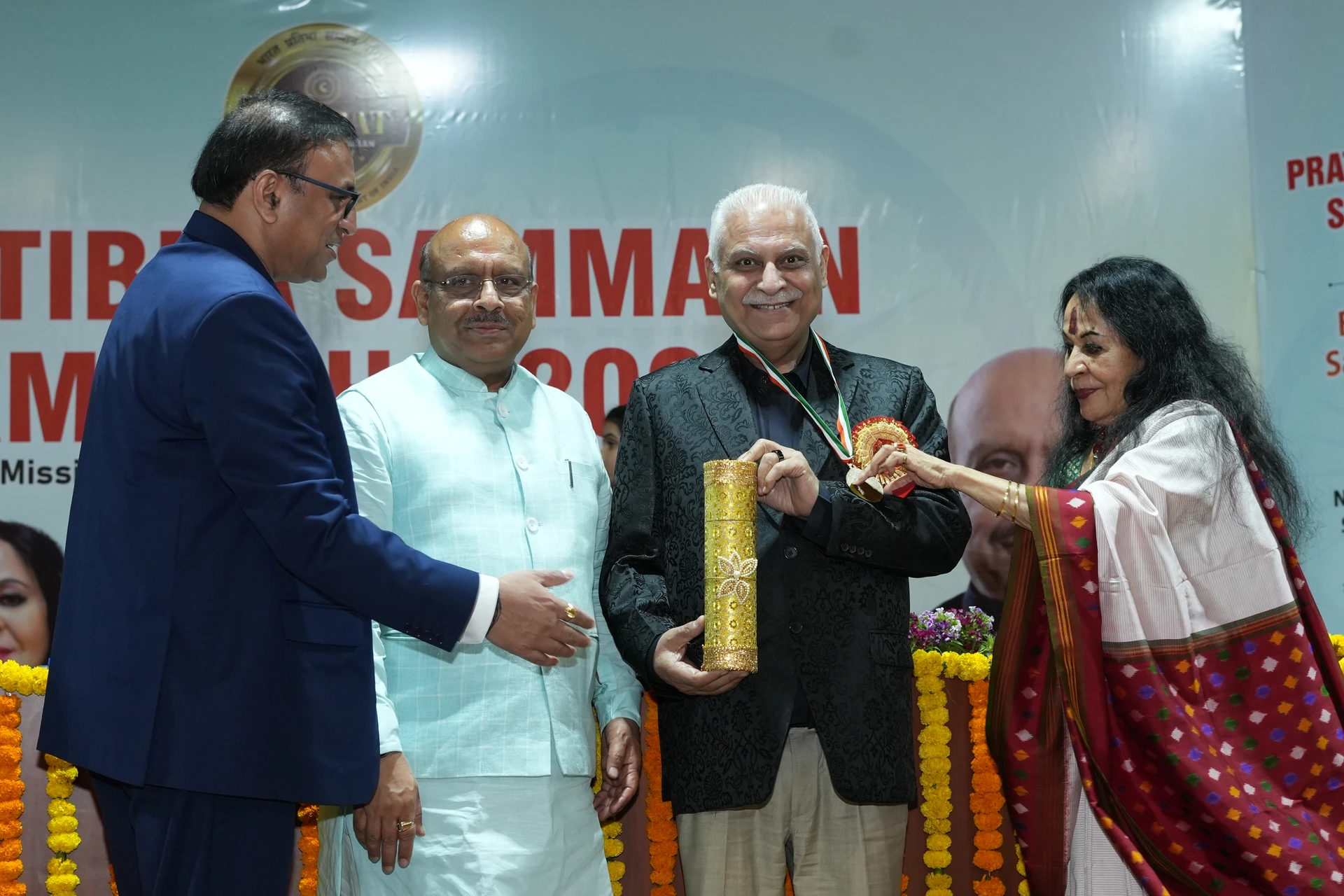 Dr. Rajesh Takyar receiving the Bharat Pratibha Sammaan 2026.