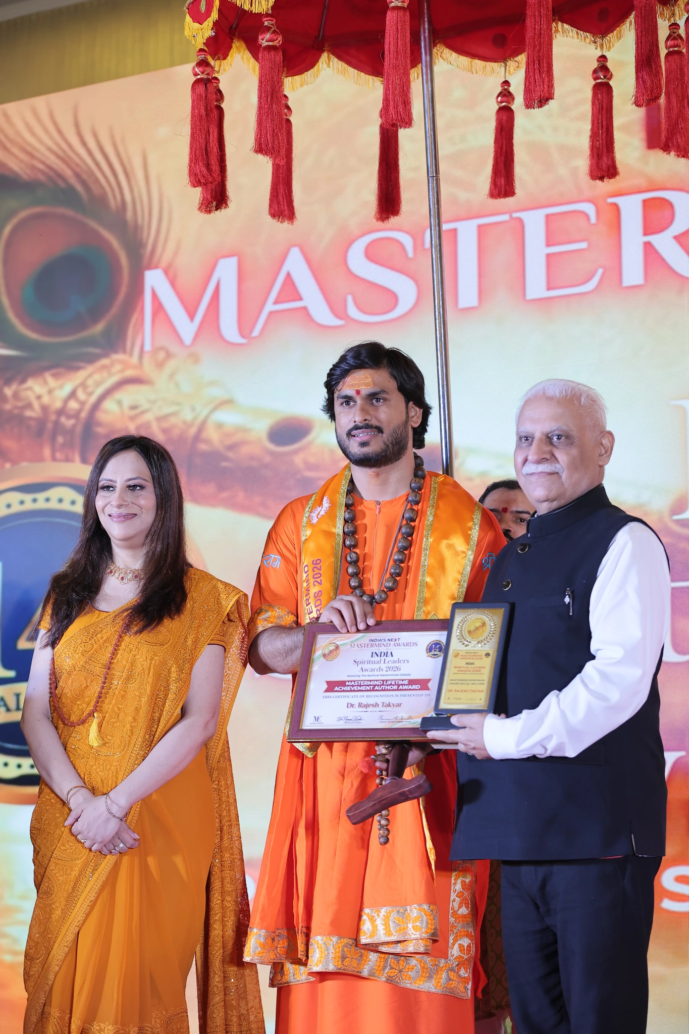 Dr. Rajesh Takyar receiving the Mastermind Lifetime Achievement Author Award.