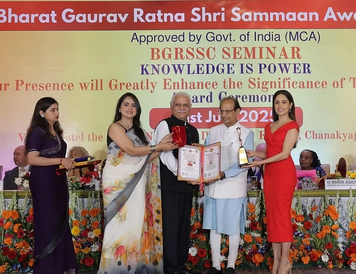 Dr. Rajesh Takyar receiving the Rashtriya Bharat Ratan Sammaan.