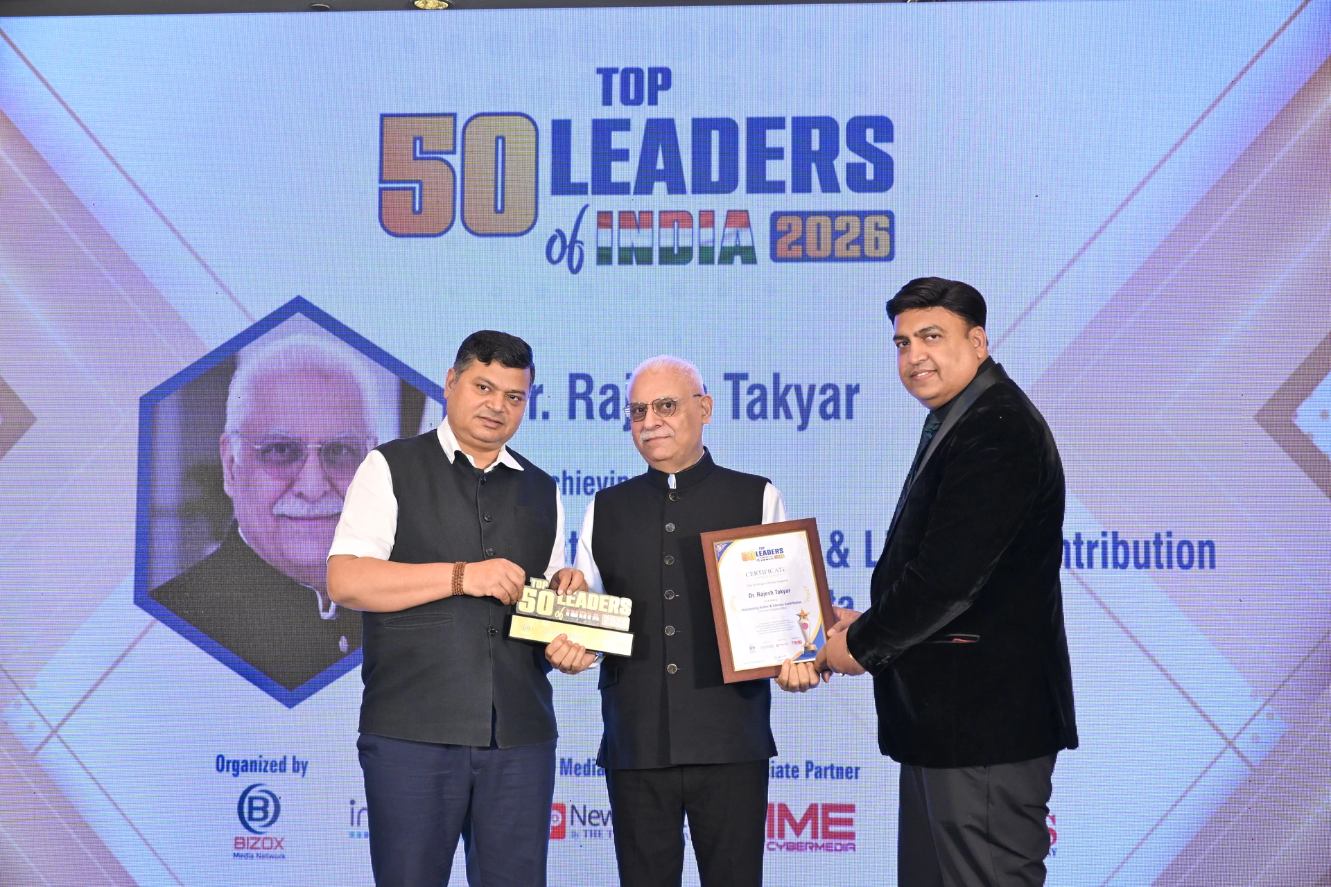 Dr. Rajesh Takyar receiving the Top 50 Leaders of India 2026 honour.