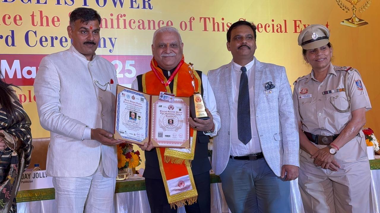 Dr. Rajesh Takyar receiving the Rashtriya Shaurya Sammaan.
